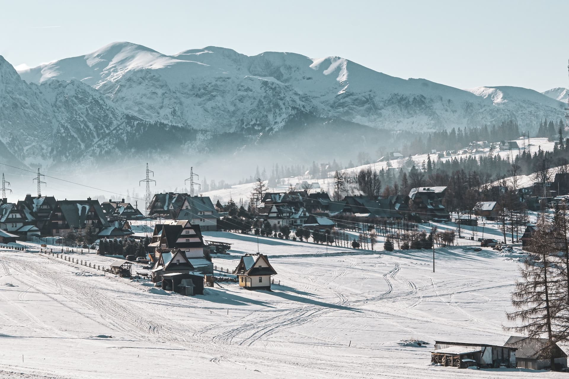 Zakopane-town-houses-mountains-background