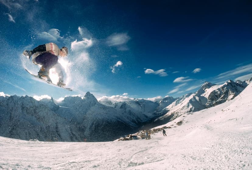 https://a.storyblok.com/f/150663/3902x2635/882d07c578/snowboarder-with-skiers-in-the-mountains.jpg