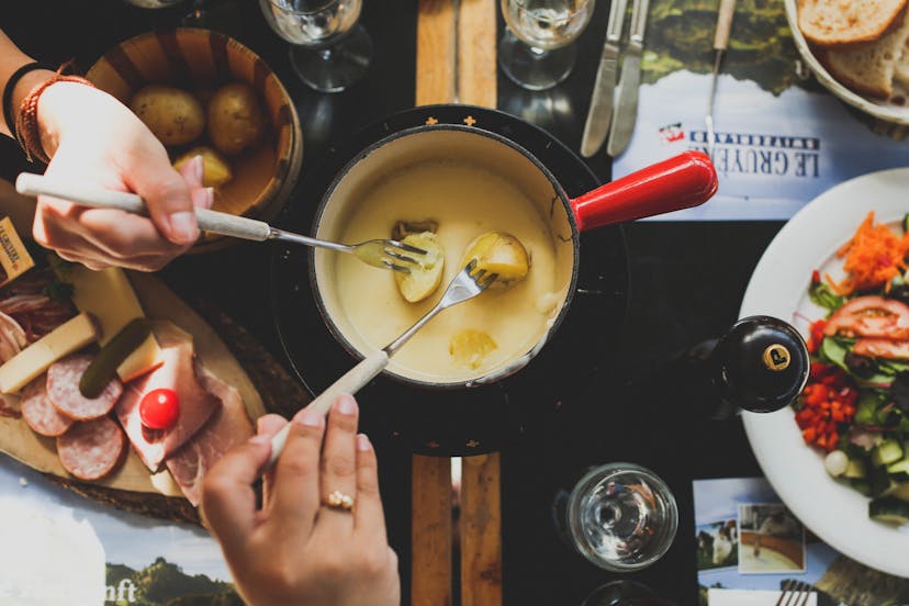https://a.storyblok.com/f/150663/4741x3161/ce49de81b5/family-eating-fondue-on-holiday-in-france.jpg