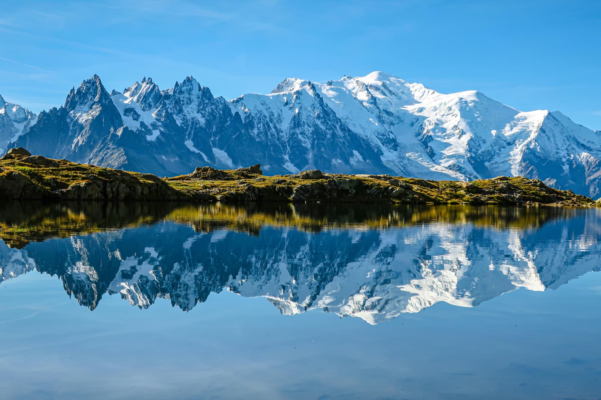 Chamonix-mountains-summer-walking-lake