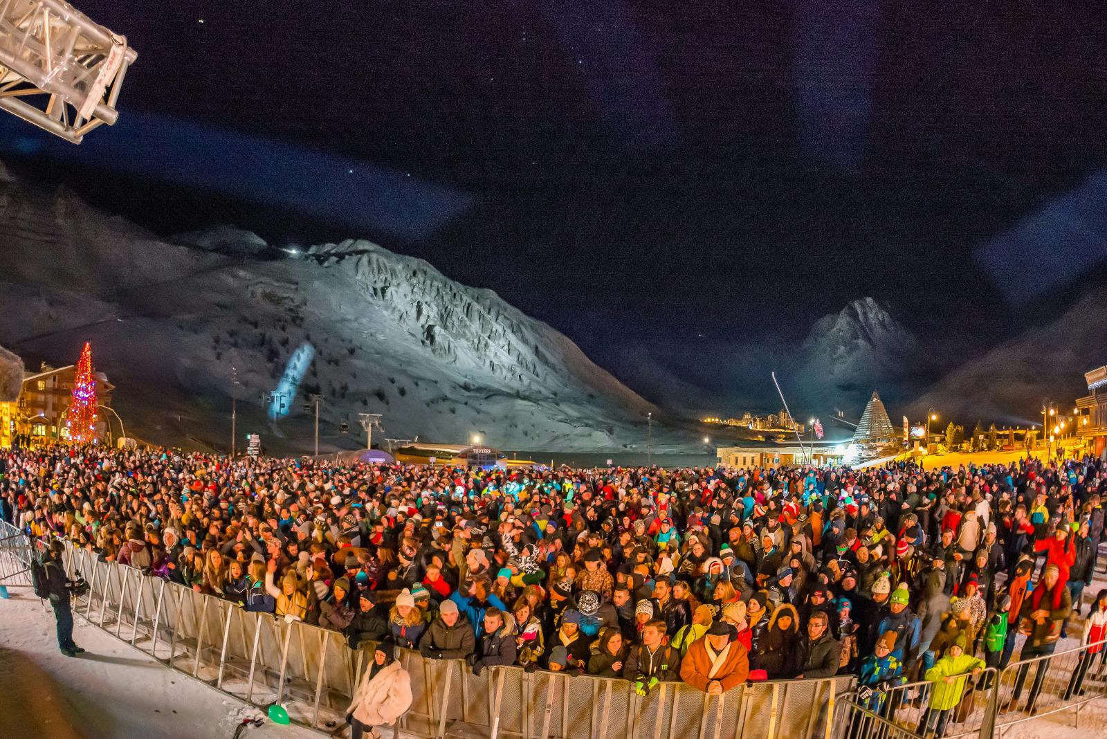 Big crowd of skiiers enjoying Apres party at night