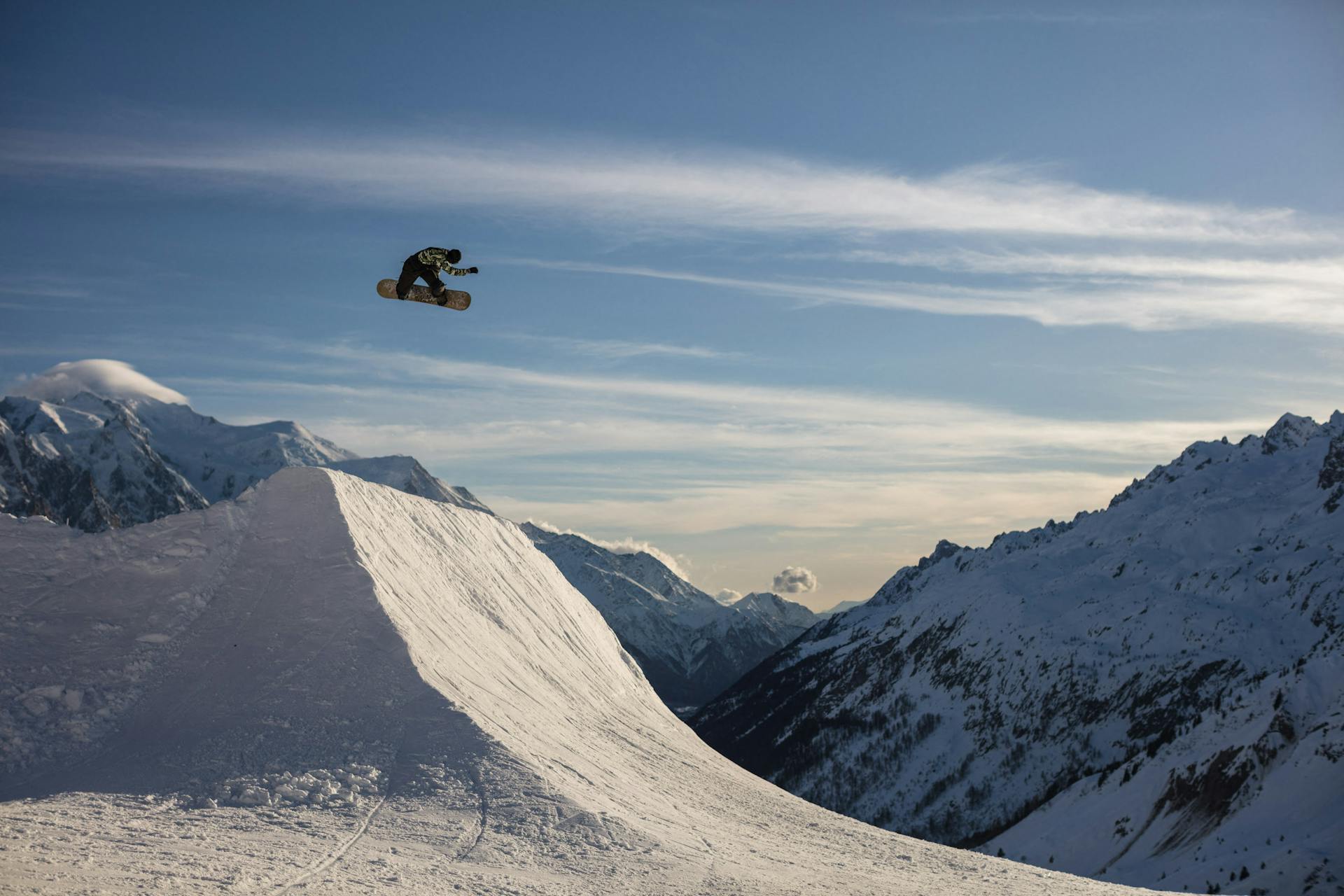 Snowboarder in the sky 