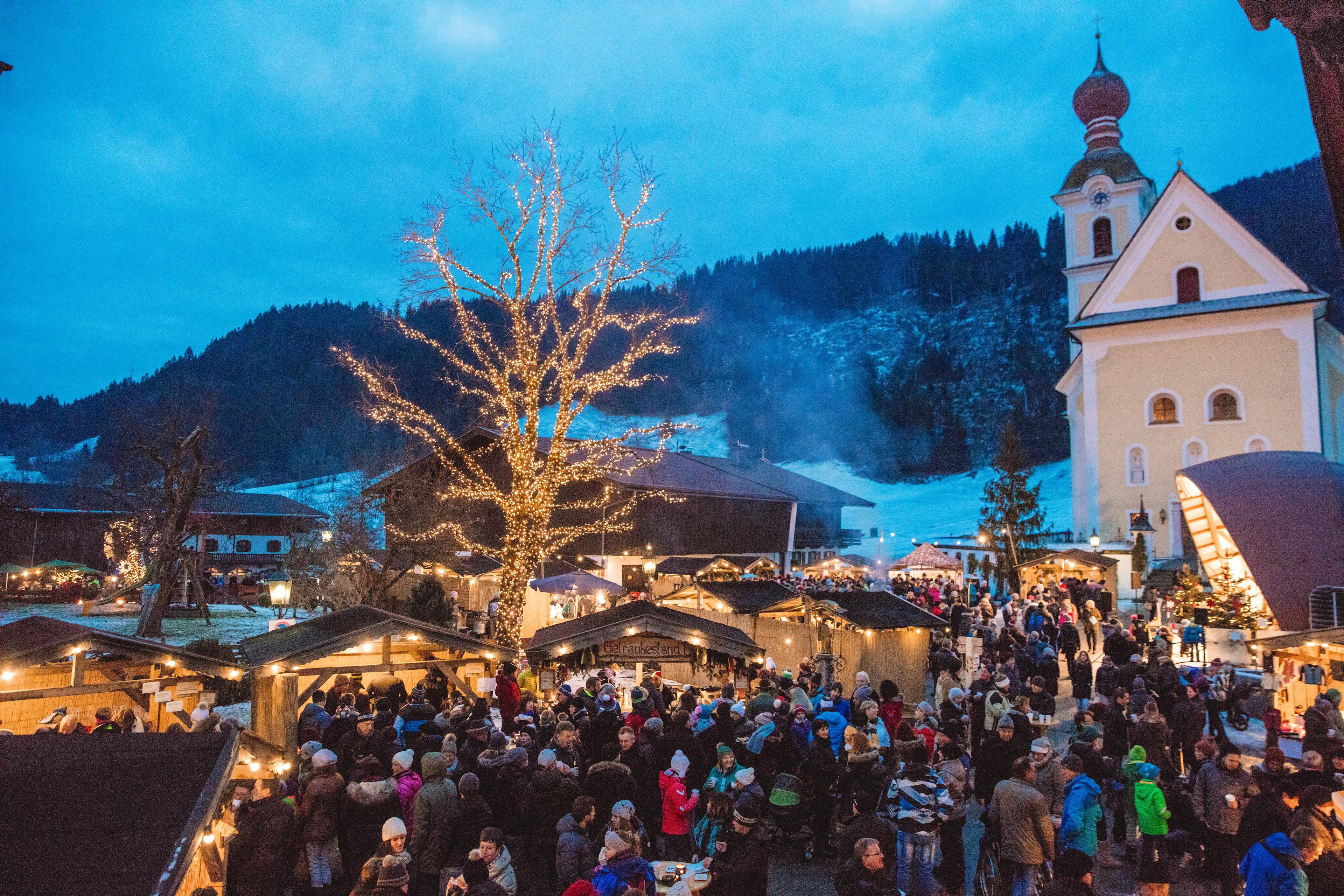Families enjoying christmas markets at Going am wilden Kaiser ski resort