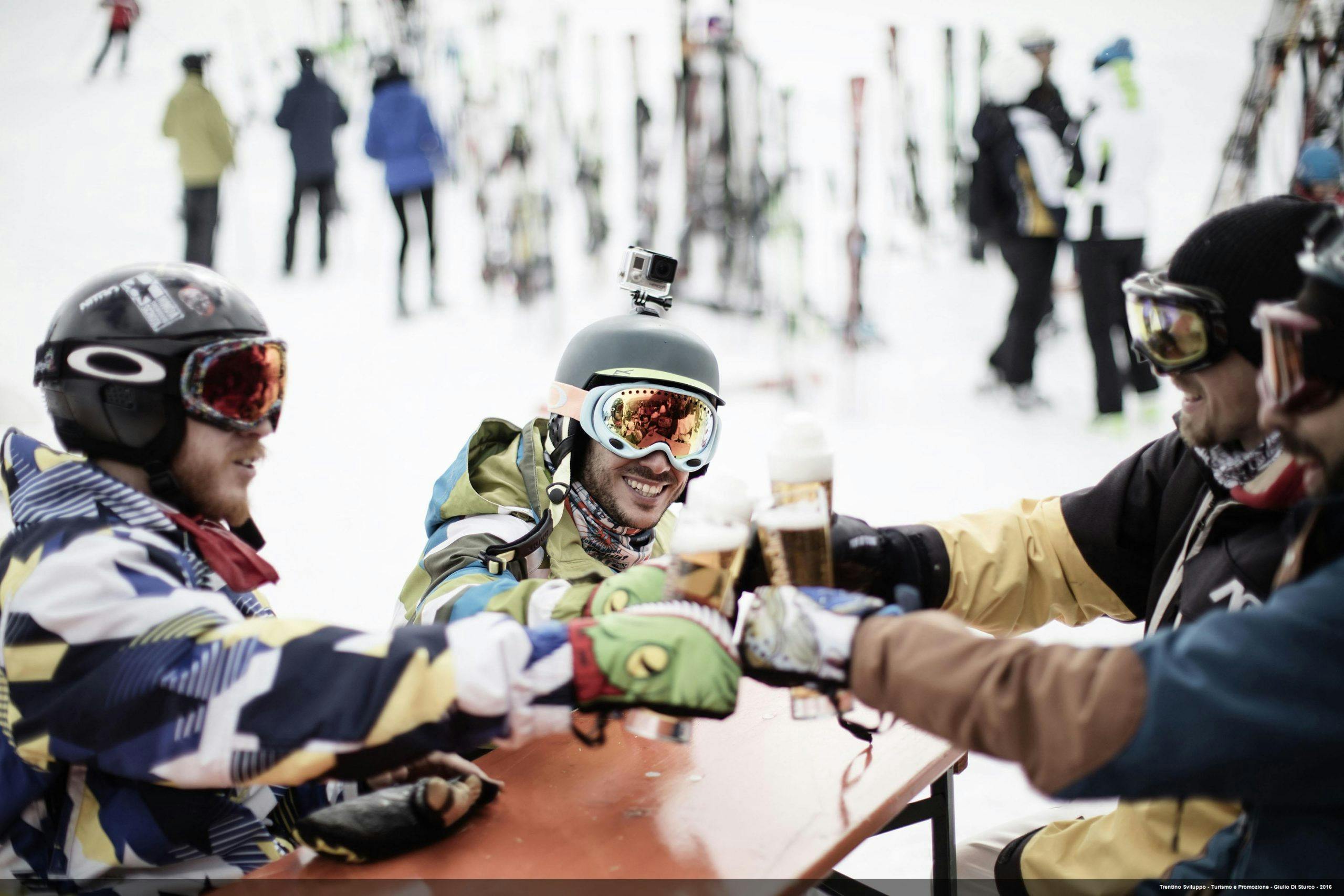 Friends enjoying an apres ski beer